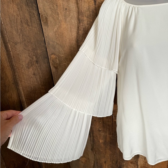 Club Monaco Cream Silk Lined Top with Pleated Sleeves- Size XSmall - Picture 4 of 8